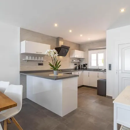 Wonderful House Just Above The Sea בית נופש *