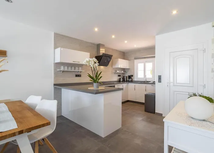 Wonderful House Just Above The Sea Дом отдыха *