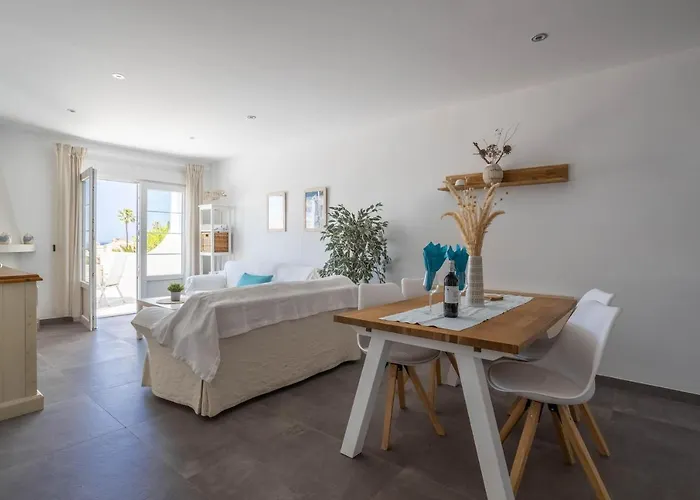 Wonderful House Just Above The Sea בית נופש *