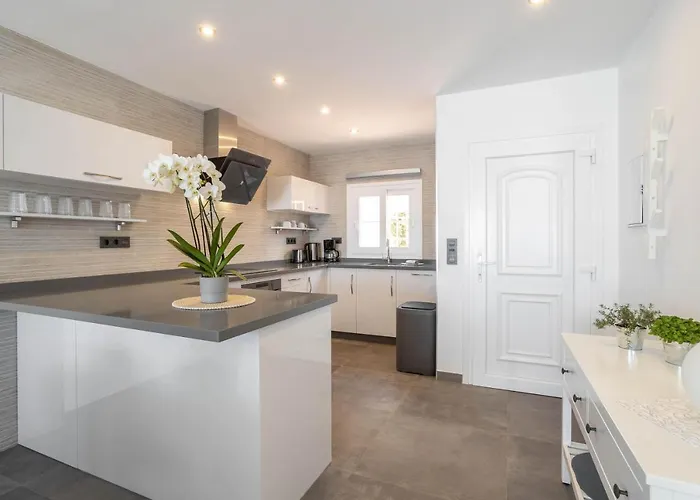 Wonderful House Just Above The Sea נרחה