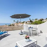 Будинок відпочинку Wonderful House Just Above The Sea